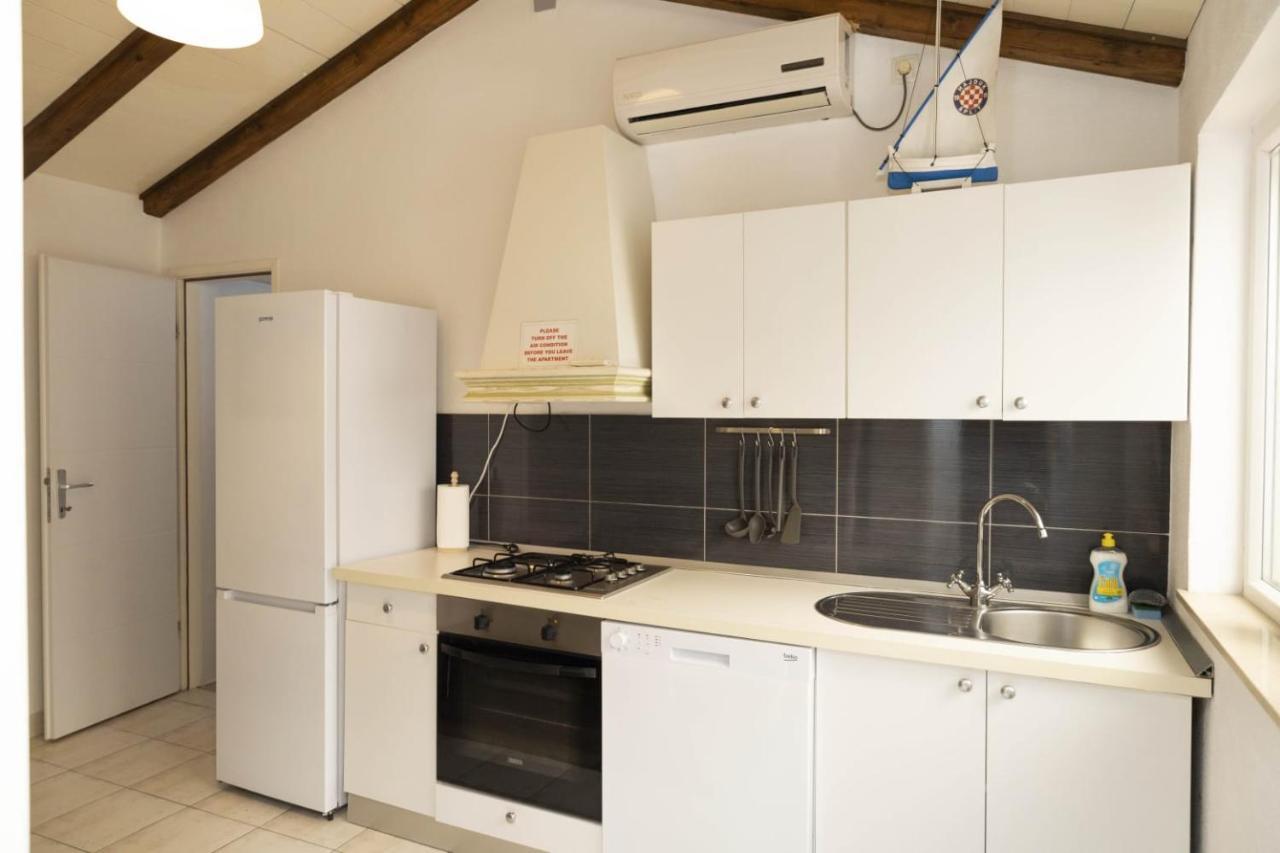 M&T Apartment Supetar Bagian luar foto