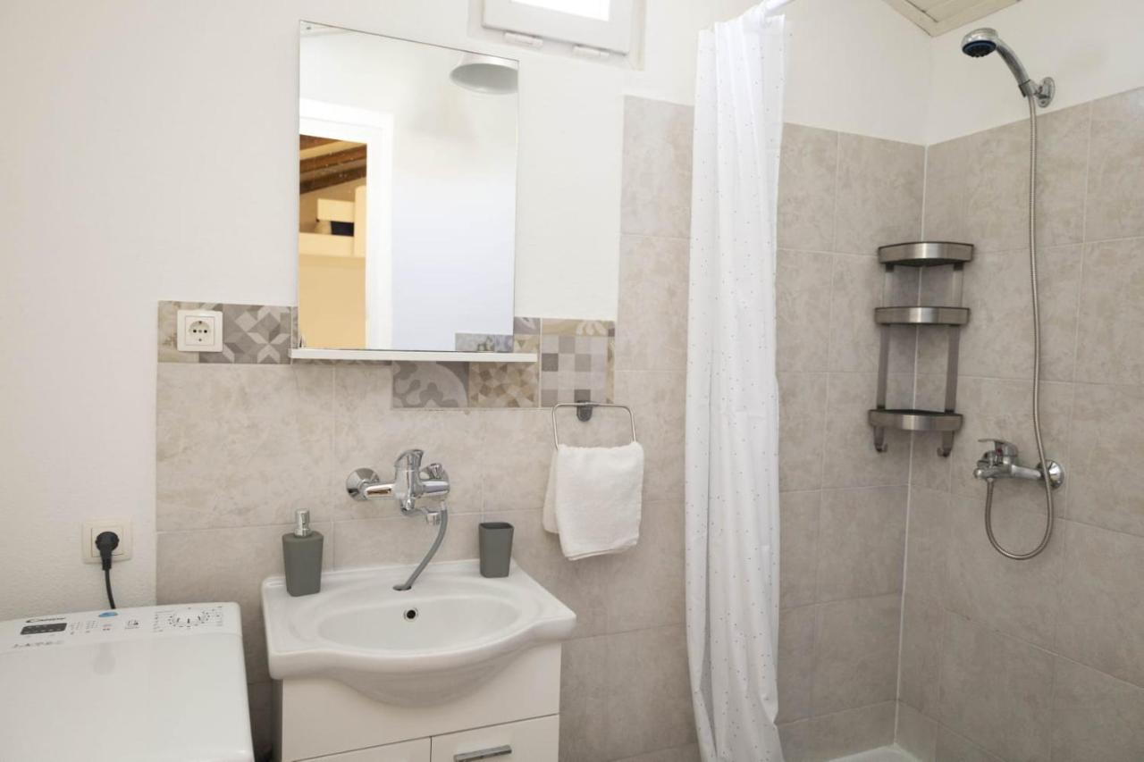 M&T Apartment Supetar Bagian luar foto