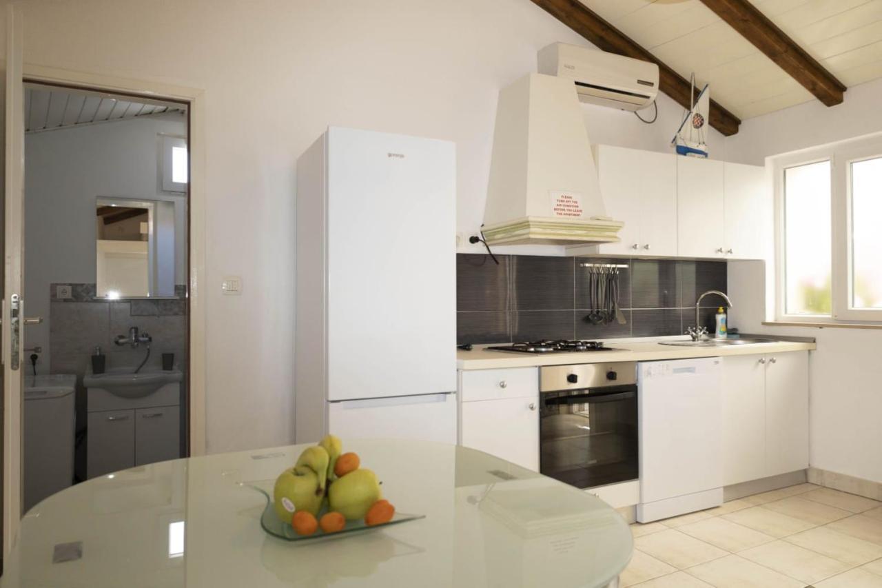 M&T Apartment Supetar Bagian luar foto