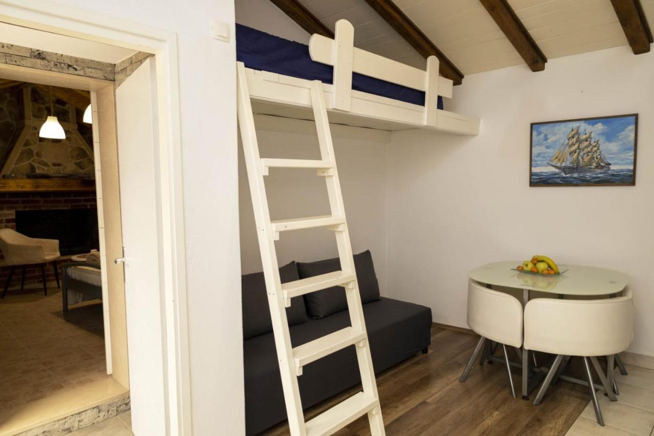 M&T Apartment Supetar Bagian luar foto